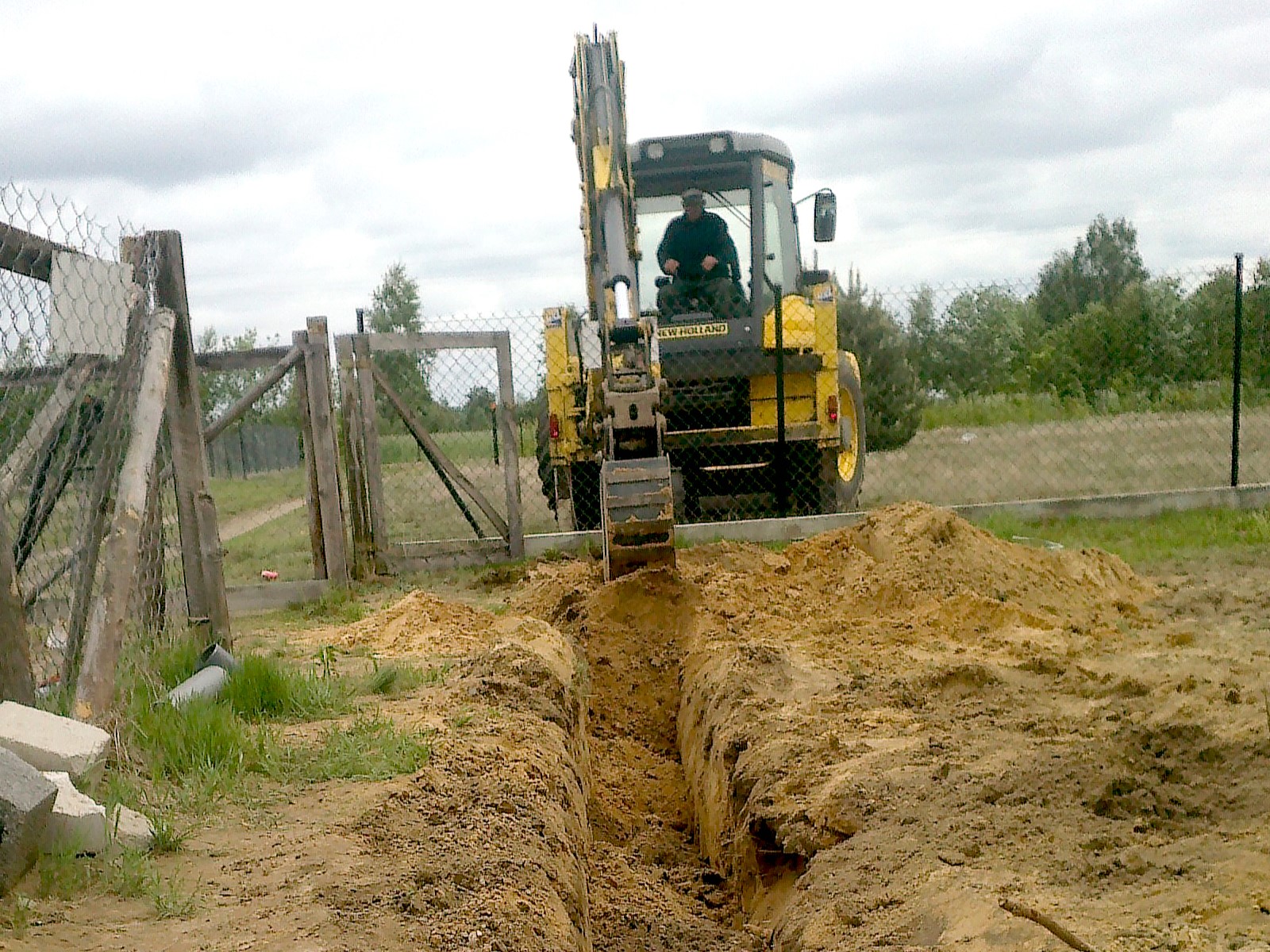 Wykopy pod fundamenty, niwelacje terenu, nasypy, usługi koparko-ładowarką