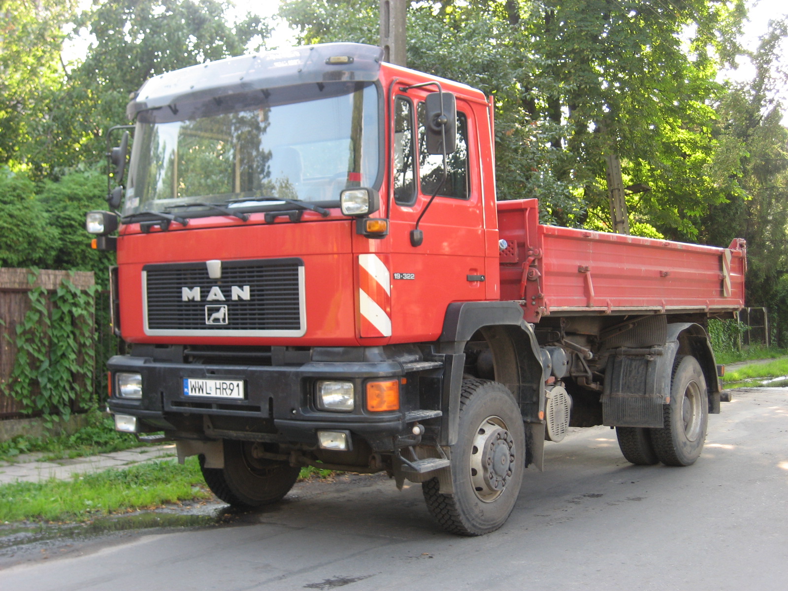 Transport kruszyw sypkich, żwiru, piasku, ziemi, betonu. Wywrotka